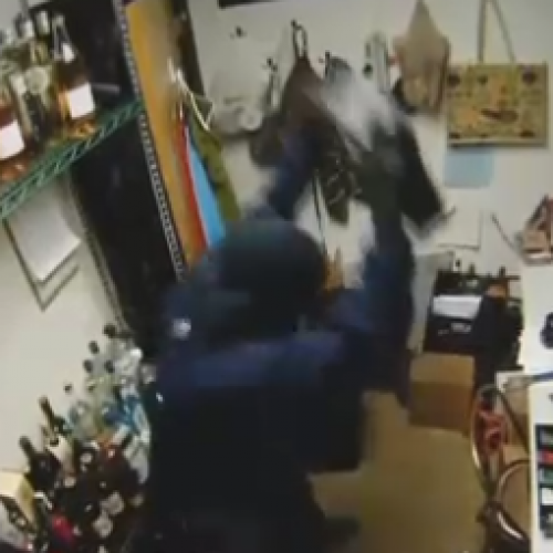 [WATCH] Business Robbed While Police Ignore Alarm Over an Outstanding $50 Fine